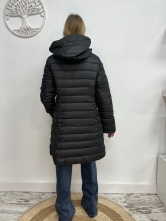 Plumas Acolchado Negro Largo con Capucha