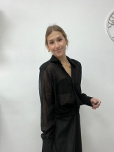 Blusa Negra Semitransparente con Detalles de Puntitos