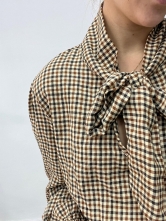 Camisa de Cuadros Pequeños con Lazada al Cuello Camel