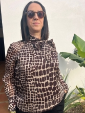 Blusa Satinada con Estampado Geométrico Marrón