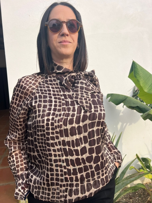 Blusa Satinada con Estampado Geométrico Marrón