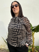 Blusa Satinada con Estampado Geométrico Negro