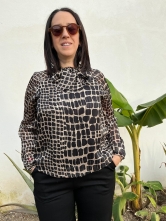 Blusa Satinada con Estampado Geométrico Negro