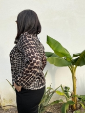 Blusa Satinada con Estampado Geométrico Negro