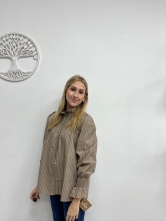 ✨ Blusa de Rayas con Detalle Fruncido en Cuello y Puños ✨