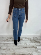 Pantalón vaquero flare con bolsillos frontales