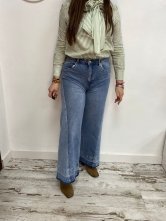 Pantalón Vaquero de Corte Amplio y Estilo Moderno