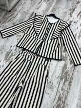 Conjunto de Rayas Blanco y Negro con Volante