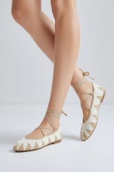 Bailarina trenzada con lazos al tobillo – Beige