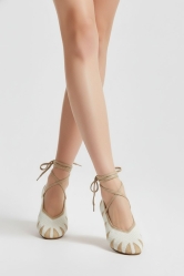 Bailarina trenzada con lazos al tobillo – Beige