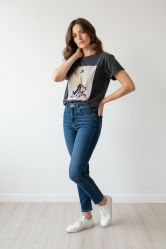 ✨ Camiseta Gris Estampada – Estilo Casual con Personalidad
