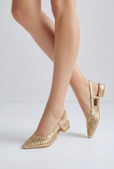 Mule oro con Aberturas y Tachuelas Doradas