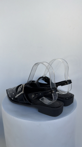 Sandalia mule tachas
